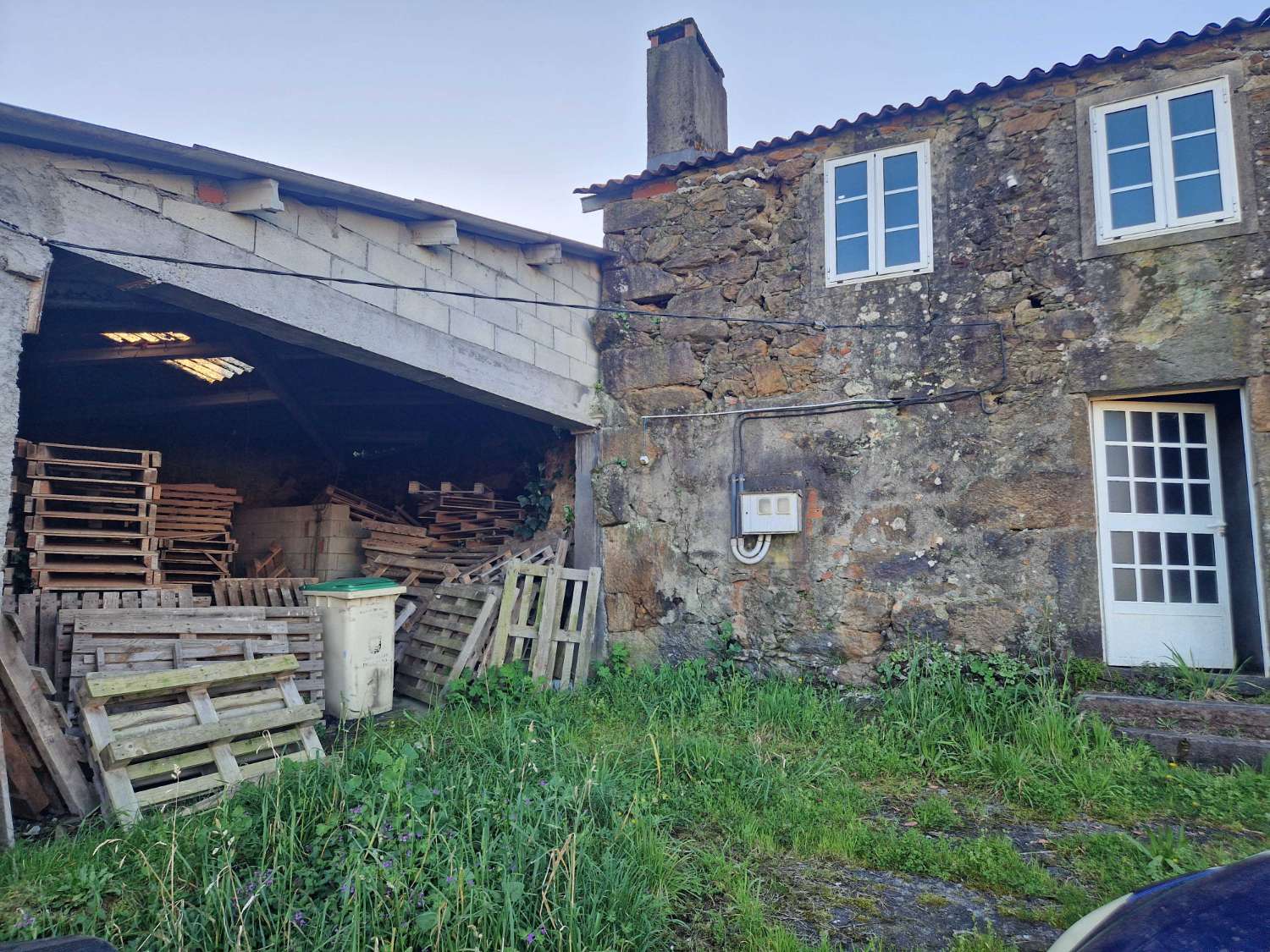 CASA DE PIEDRA PARA REHABILITAR AL LADO DE AMES