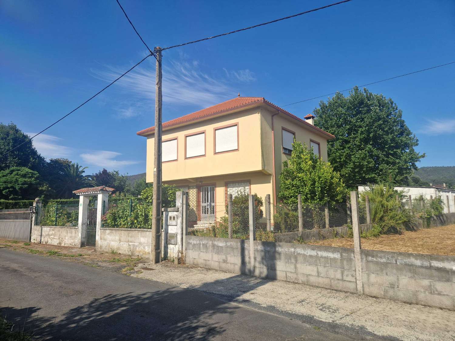 CASA INDEPENDIENTE CON FINCA CERRADA Y ALMACEN EN AMES