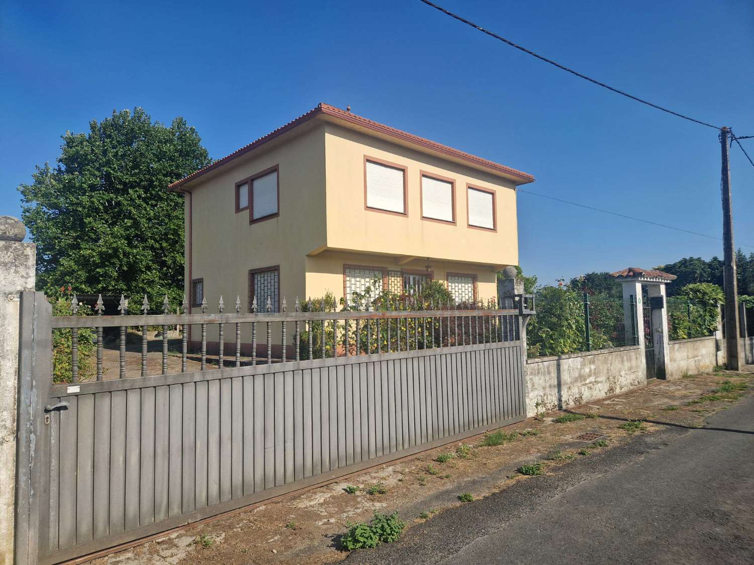 CASA INDEPENDIENTE CON FINCA CERRADA Y ALMACEN EN AMES
