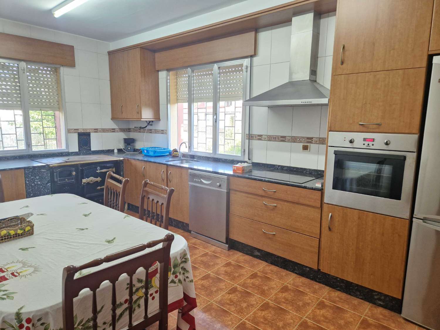 CASA INDEPENDIENTE CON FINCA CERRADA Y ALMACEN EN AMES