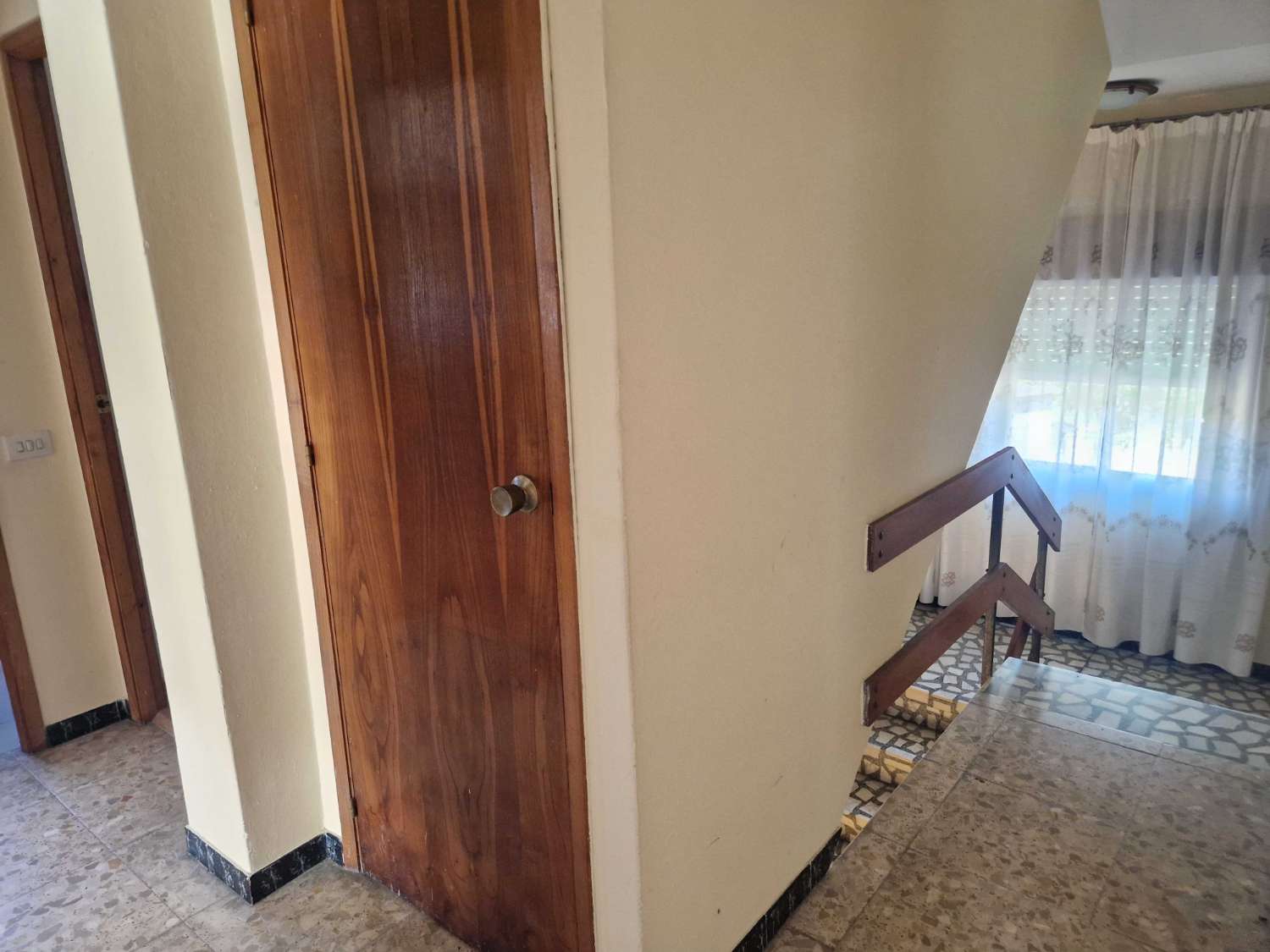 CASA INDEPENDIENTE CON FINCA CERRADA Y ALMACEN EN AMES