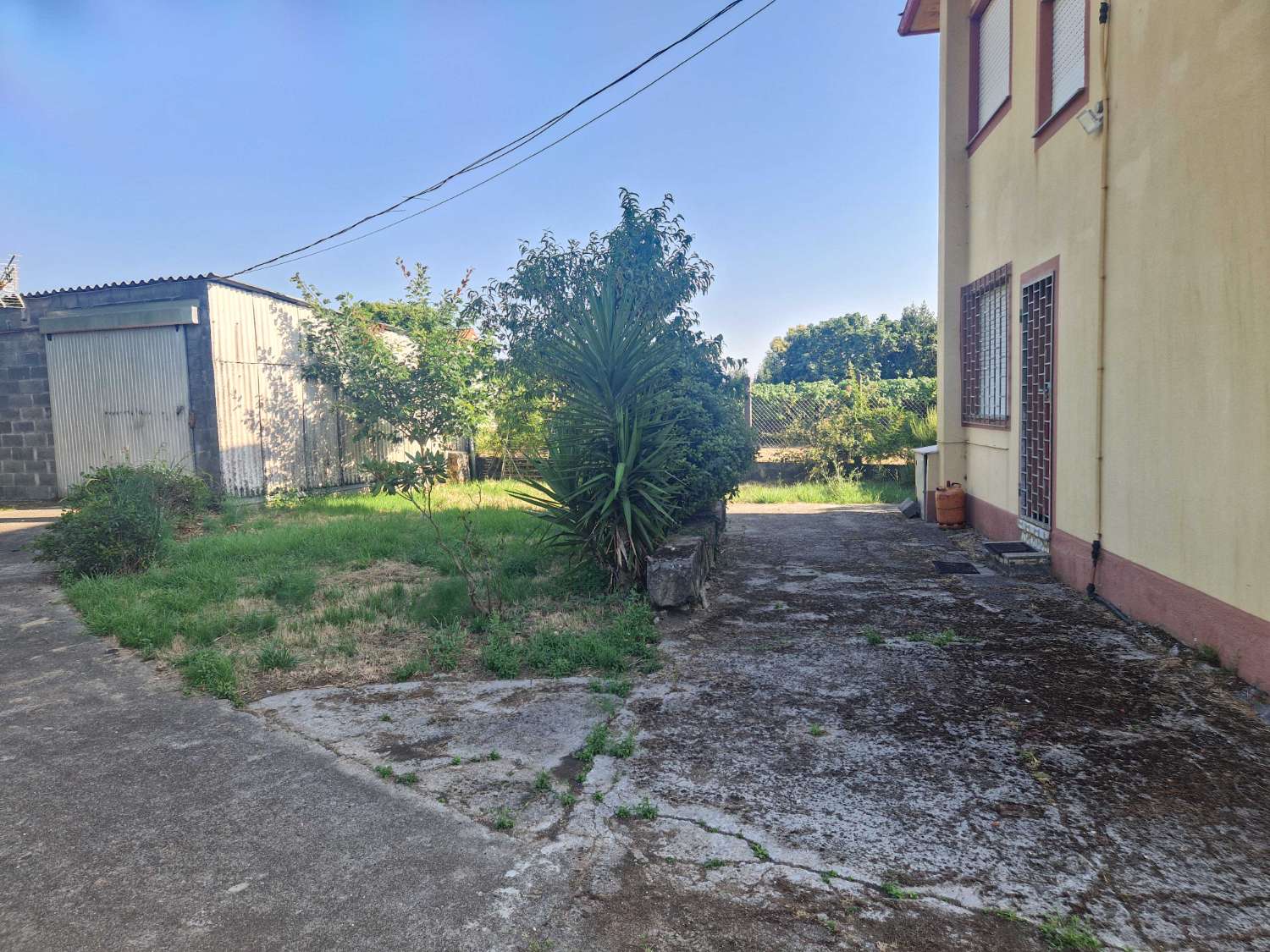 CASA INDEPENDIENTE CON FINCA CERRADA Y ALMACEN EN AMES