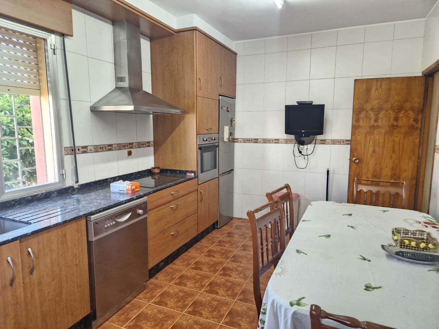 CASA INDEPENDIENTE CON FINCA CERRADA Y ALMACEN EN AMES