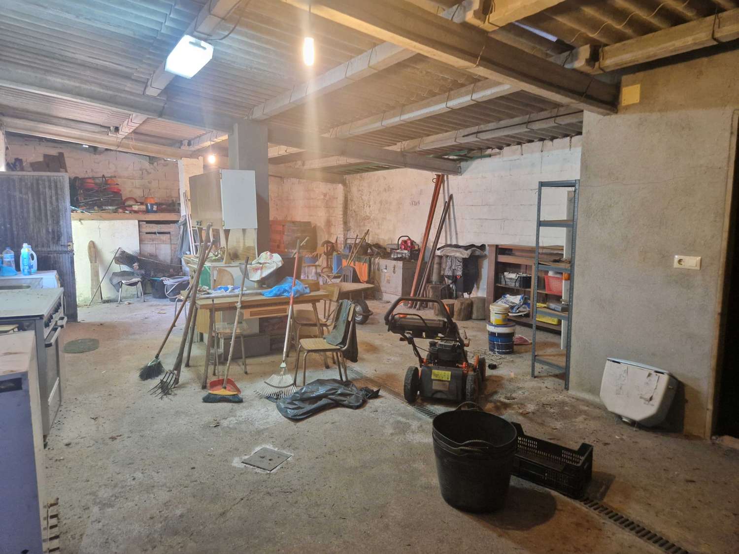 CASA INDEPENDIENTE CON FINCA CERRADA Y ALMACEN EN AMES