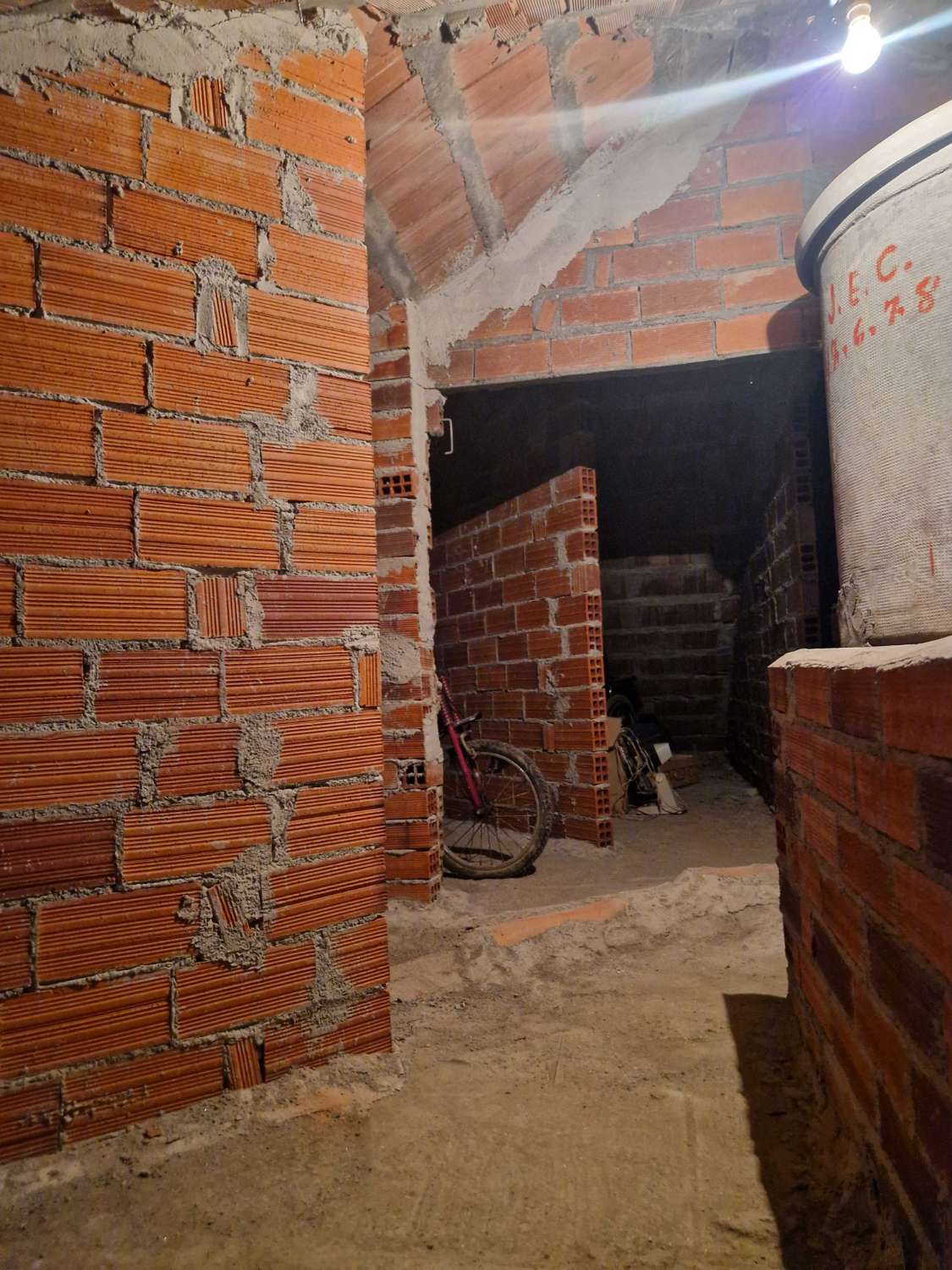 CASA INDEPENDIENTE CON FINCA CERRADA Y ALMACEN EN AMES