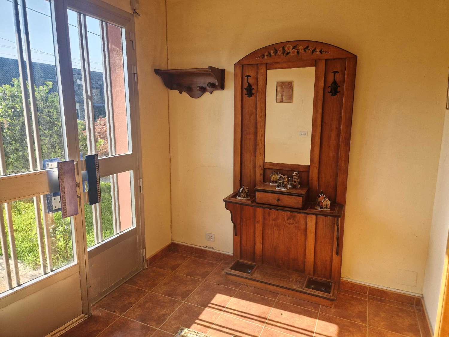 CASA INDEPENDIENTE CON FINCA CERRADA Y ALMACEN EN AMES
