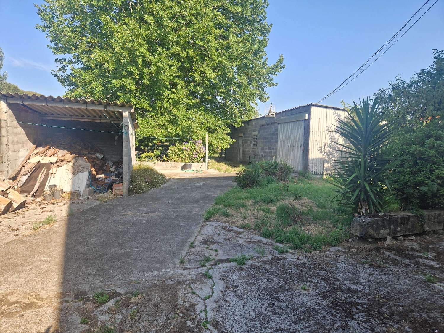 CASA INDEPENDIENTE CON FINCA CERRADA Y ALMACEN EN AMES