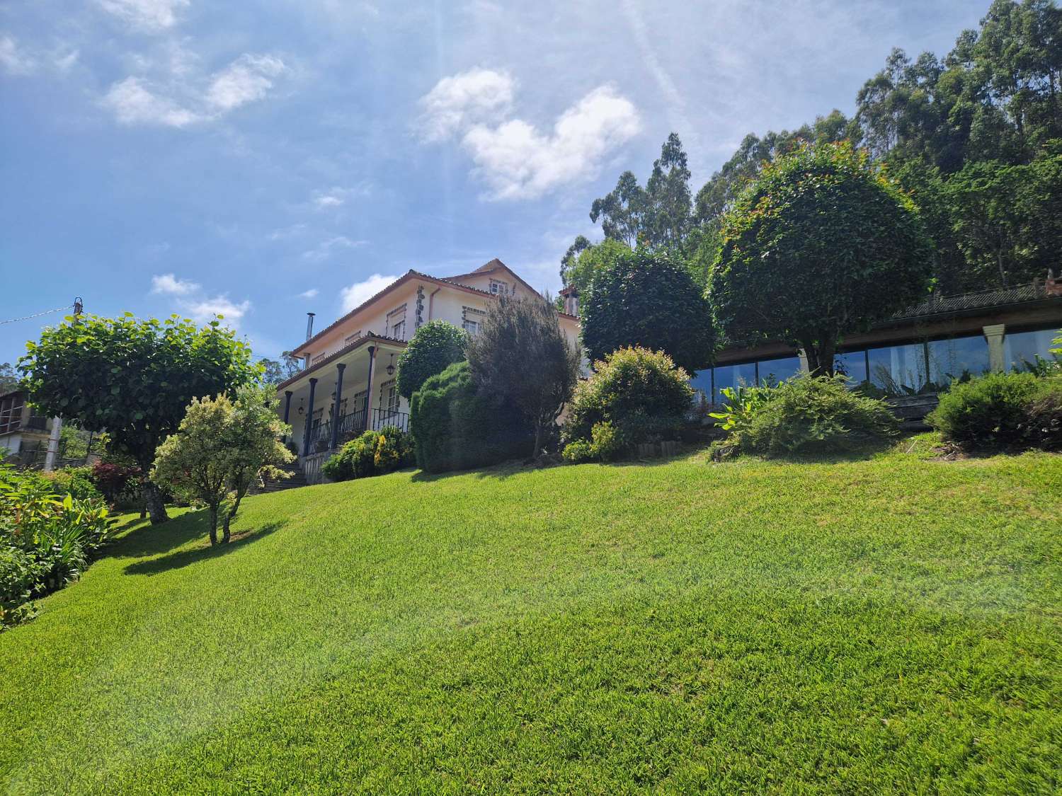 CASA AMPLIA CON PISCINA Y FINCA CERRADA, ZONA LUAÑA, BRION