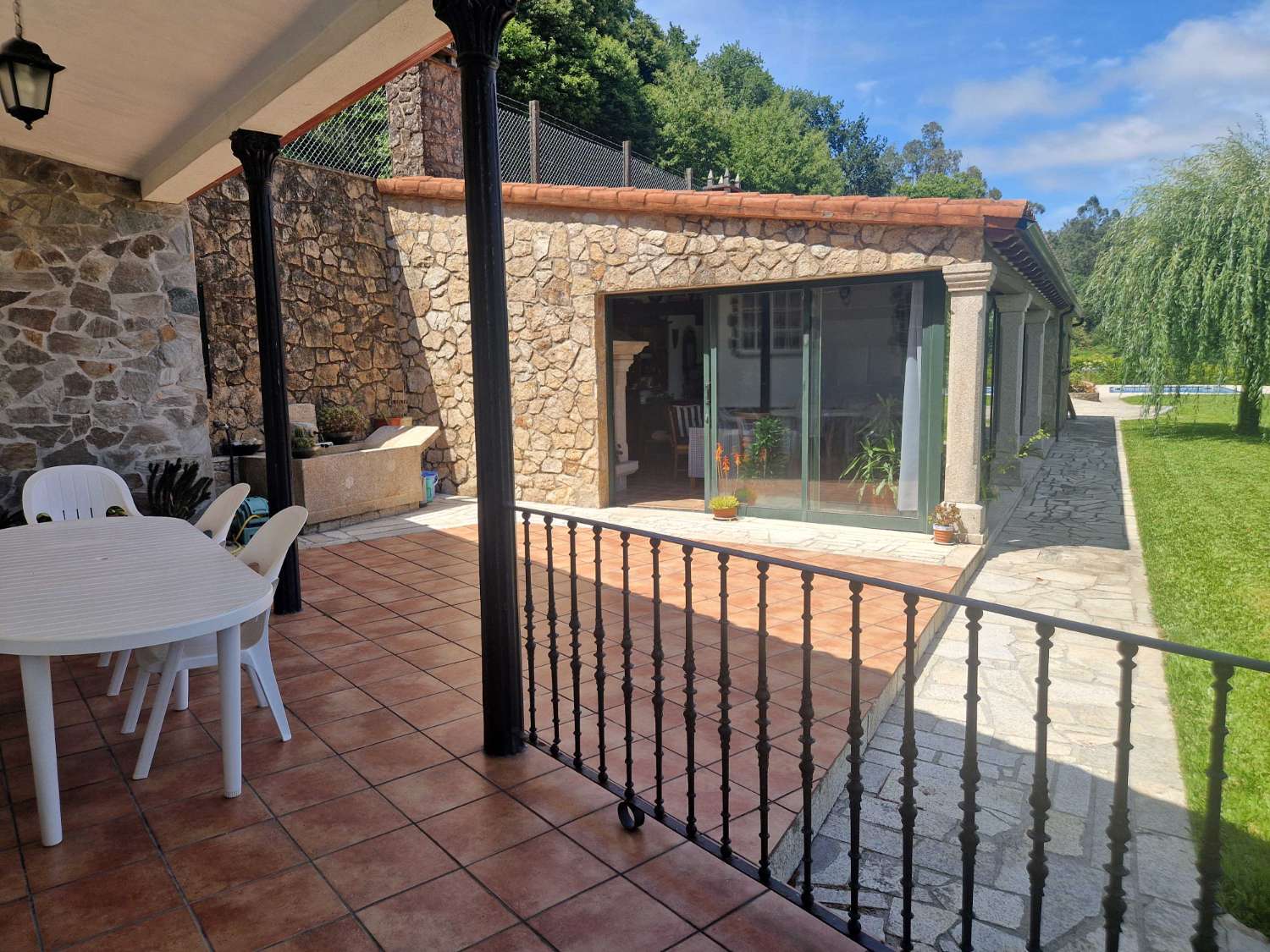 CASA AMPLIA CON PISCINA Y FINCA CERRADA, ZONA LUAÑA, BRION