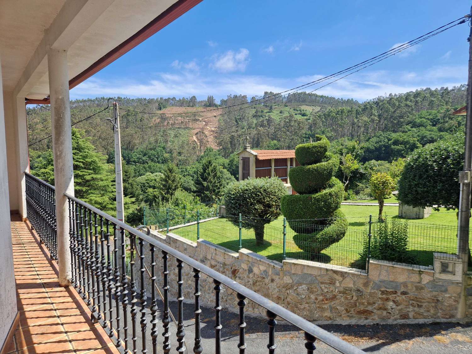 CASA AMPLIA CON PISCINA Y FINCA CERRADA, ZONA LUAÑA, BRION