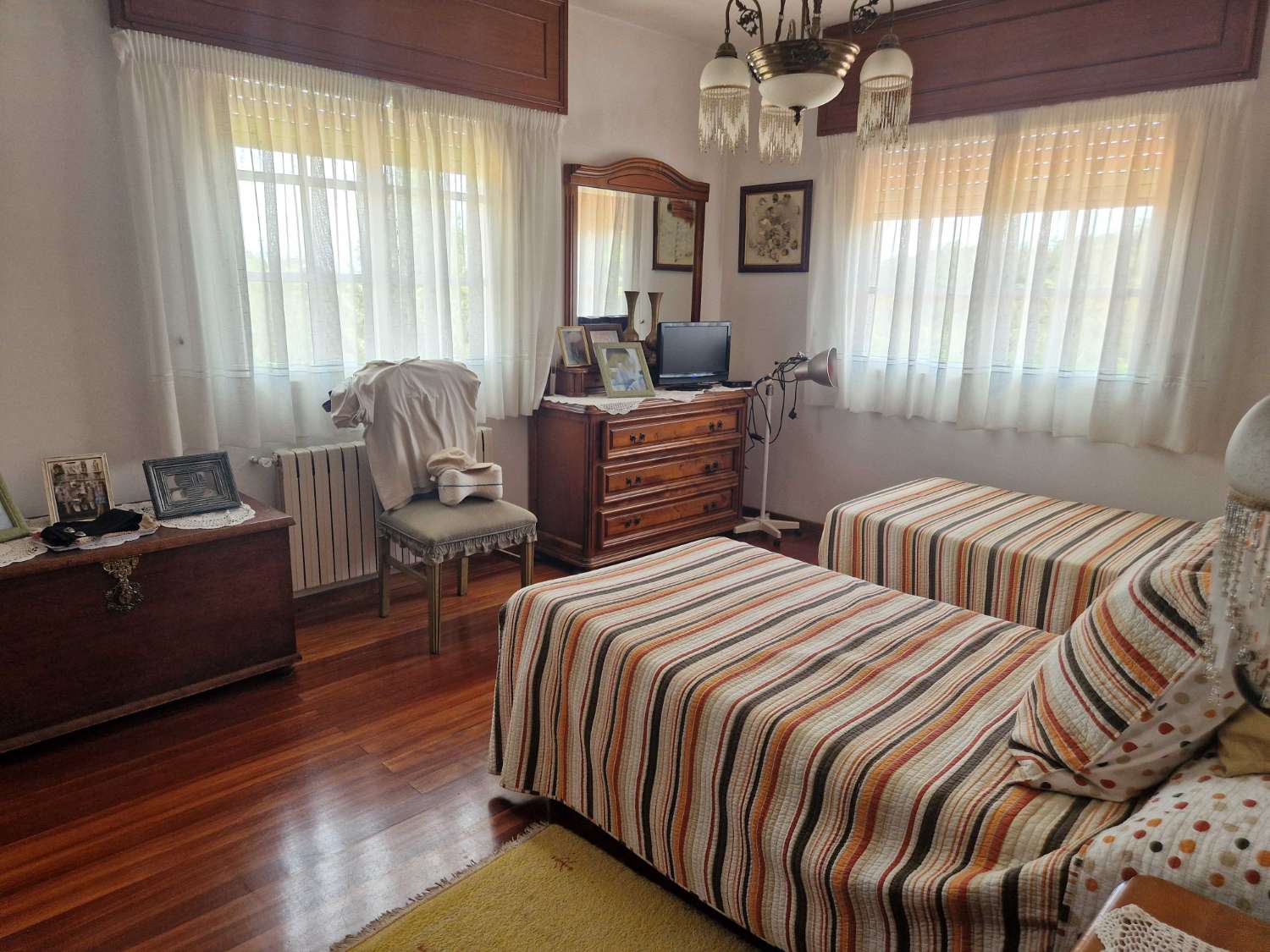 CASA AMPLIA CON PISCINA Y FINCA CERRADA, ZONA LUAÑA, BRION