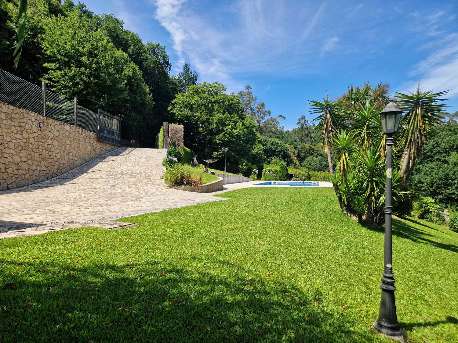 CASA AMPLIA CON PISCINA Y FINCA CERRADA, ZONA LUAÑA, BRION