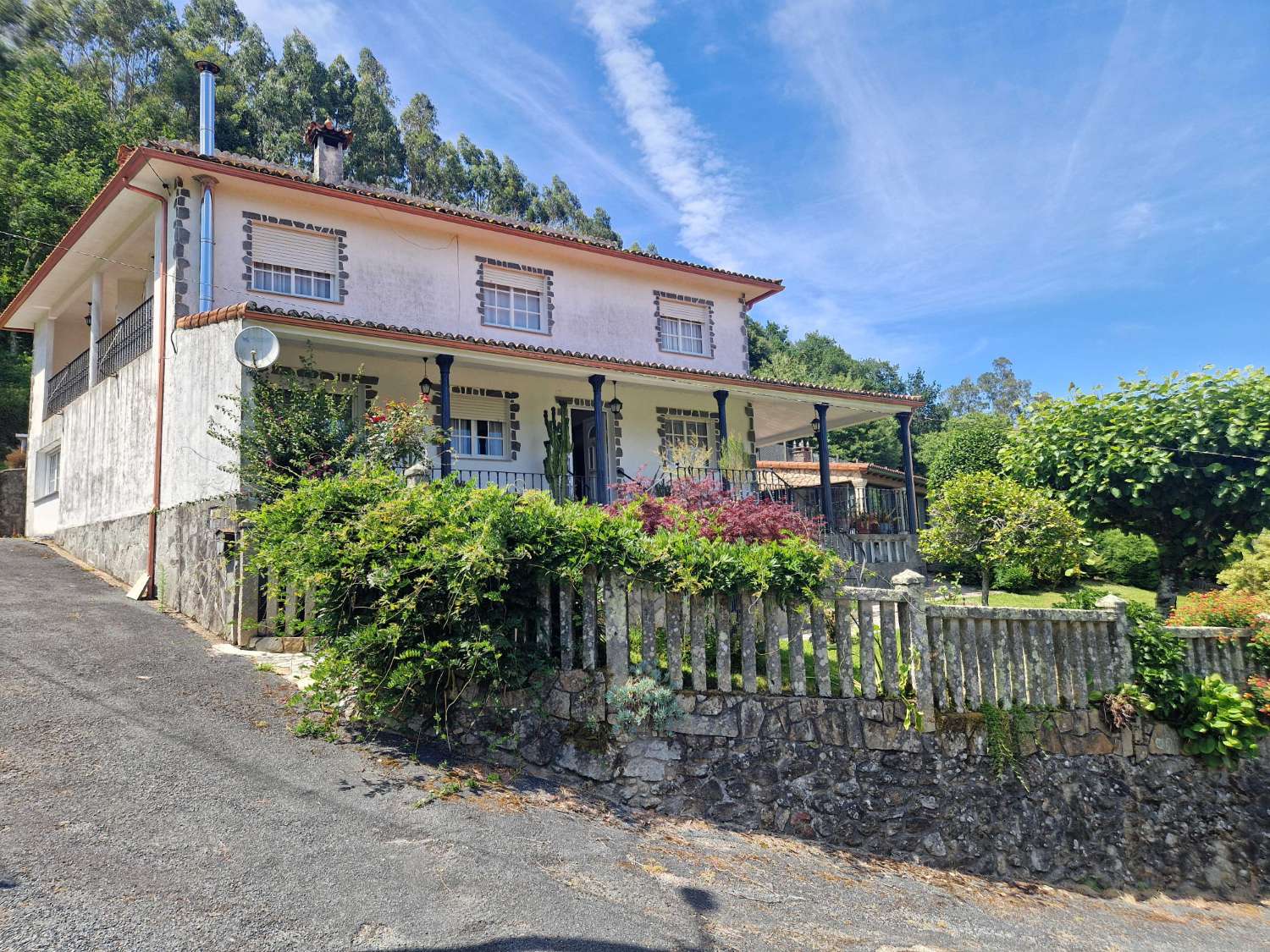 CASA AMPLIA CON PISCINA Y FINCA CERRADA, ZONA LUAÑA, BRION