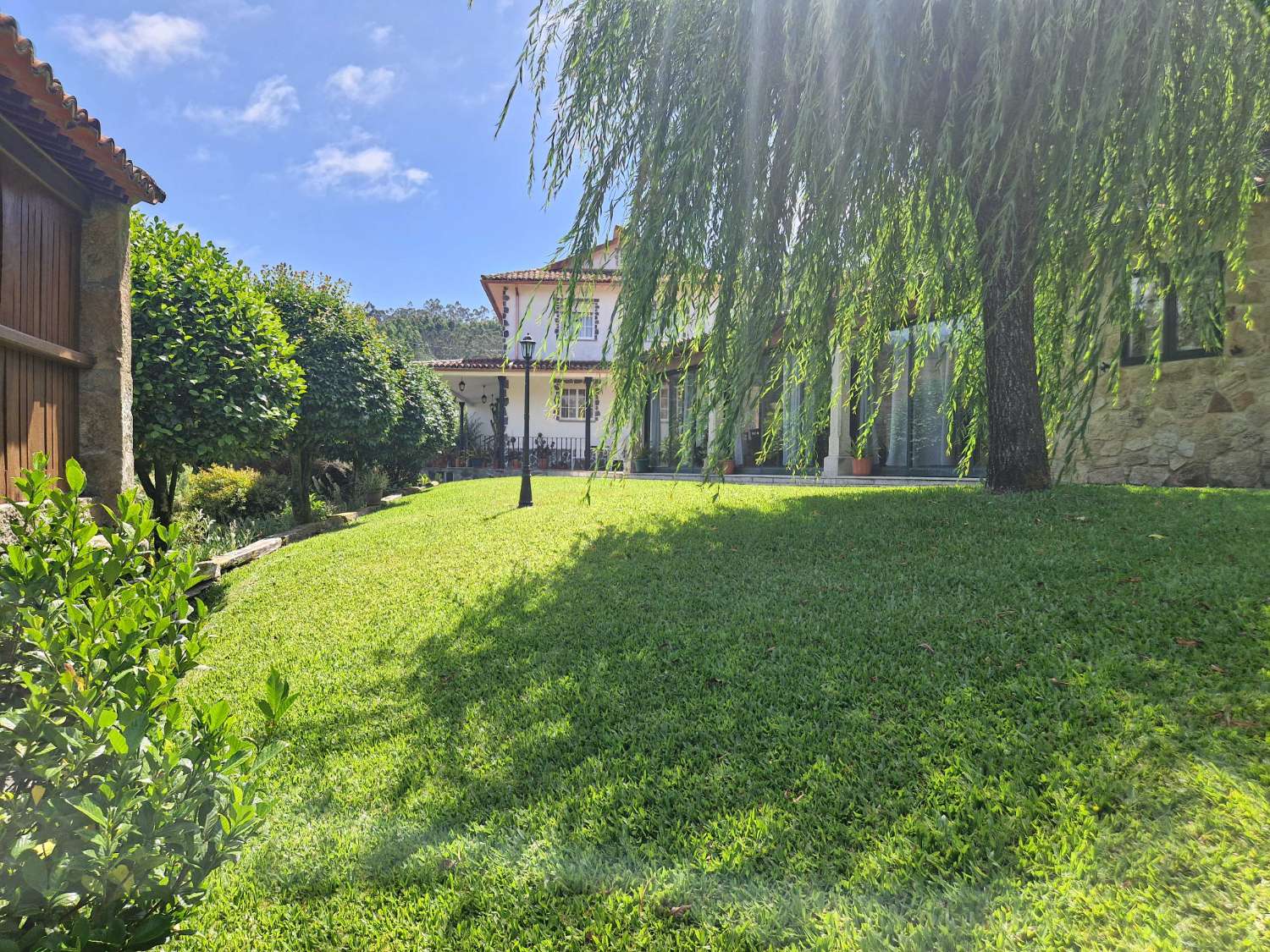 CASA AMPLIA CON PISCINA Y FINCA CERRADA, ZONA LUAÑA, BRION