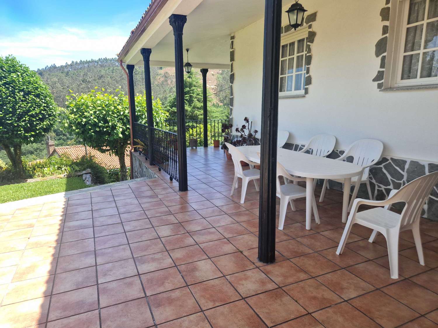 CASA AMPLIA CON PISCINA Y FINCA CERRADA, ZONA LUAÑA, BRION