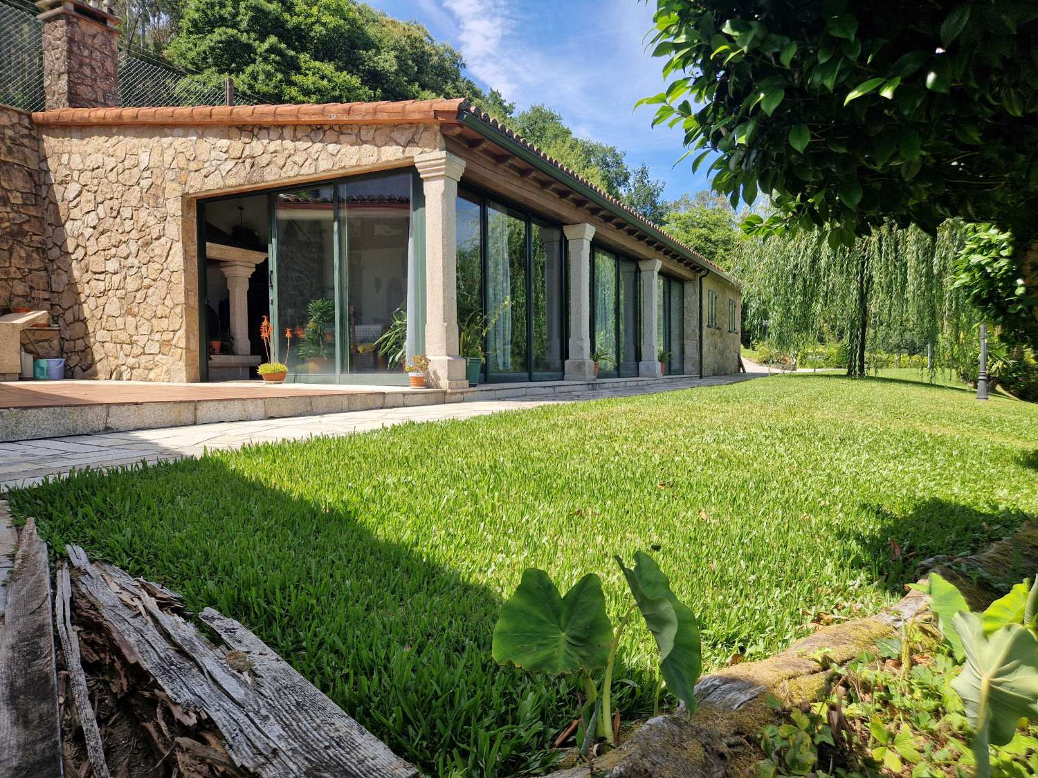 CASA AMPLIA CON PISCINA Y FINCA CERRADA, ZONA LUAÑA, BRION