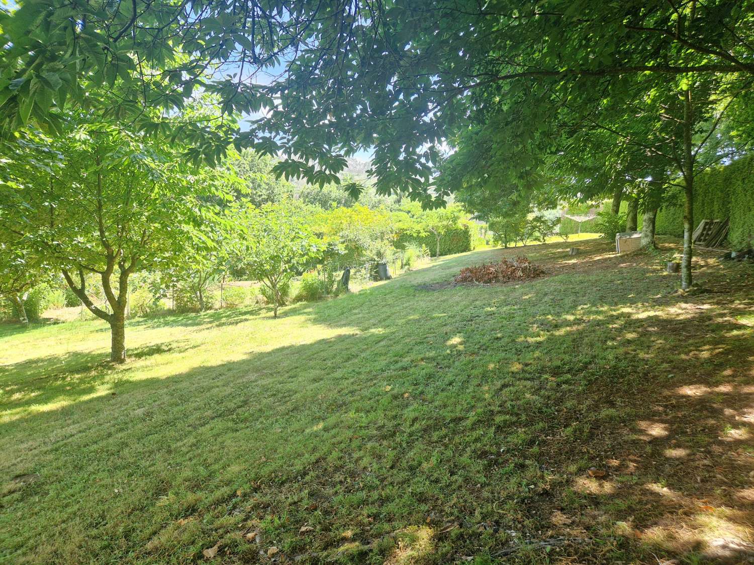 CASA AMPLIA CON PISCINA Y FINCA CERRADA, ZONA LUAÑA, BRION