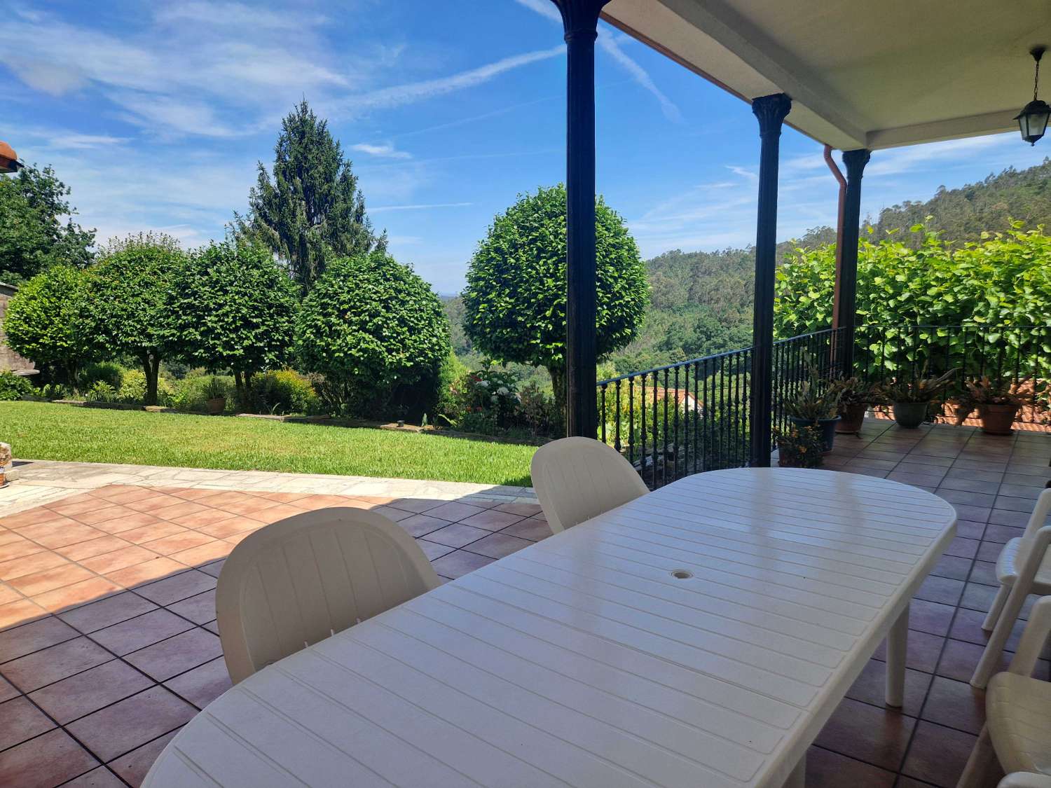 CASA AMPLIA CON PISCINA Y FINCA CERRADA, ZONA LUAÑA, BRION