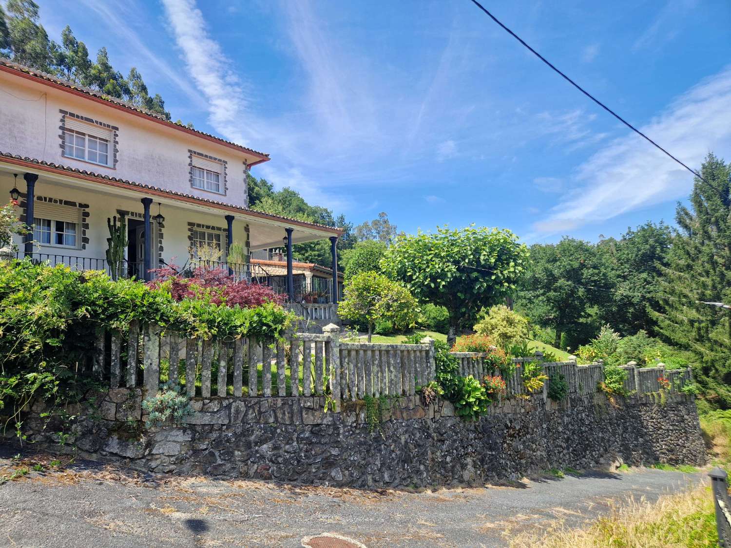 CASA AMPLIA CON PISCINA Y FINCA CERRADA, ZONA LUAÑA, BRION