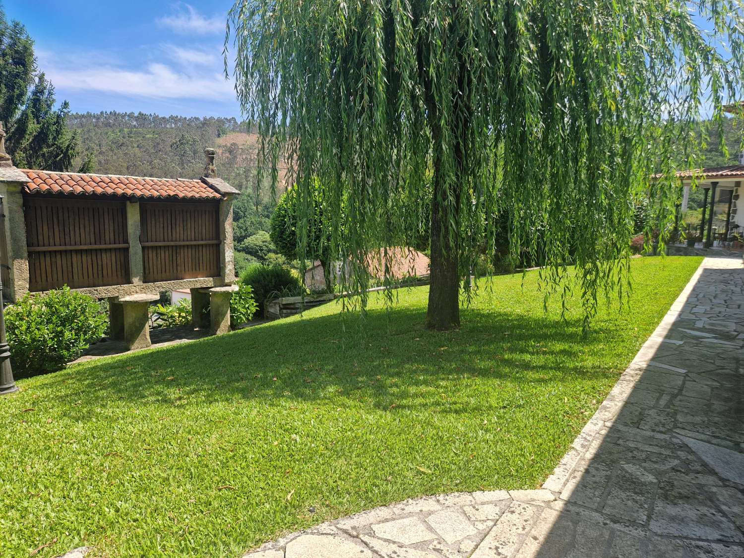 CASA AMPLIA CON PISCINA Y FINCA CERRADA, ZONA LUAÑA, BRION