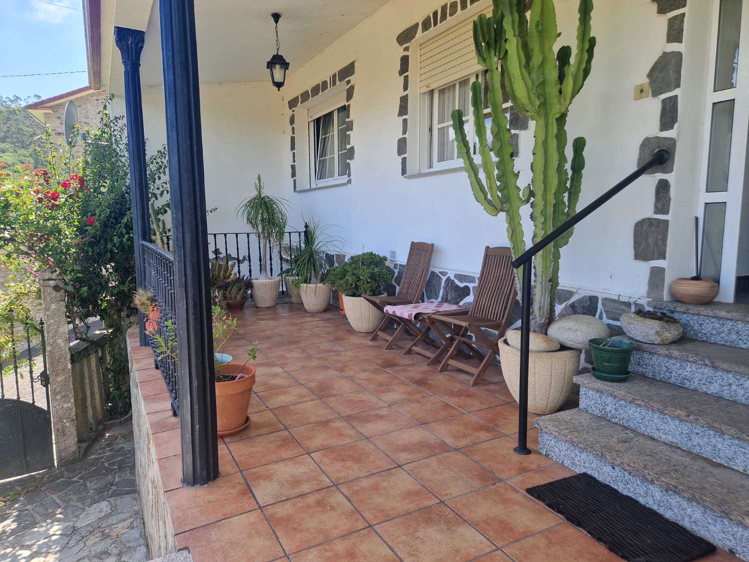 CASA AMPLIA CON PISCINA Y FINCA CERRADA, ZONA LUAÑA, BRION