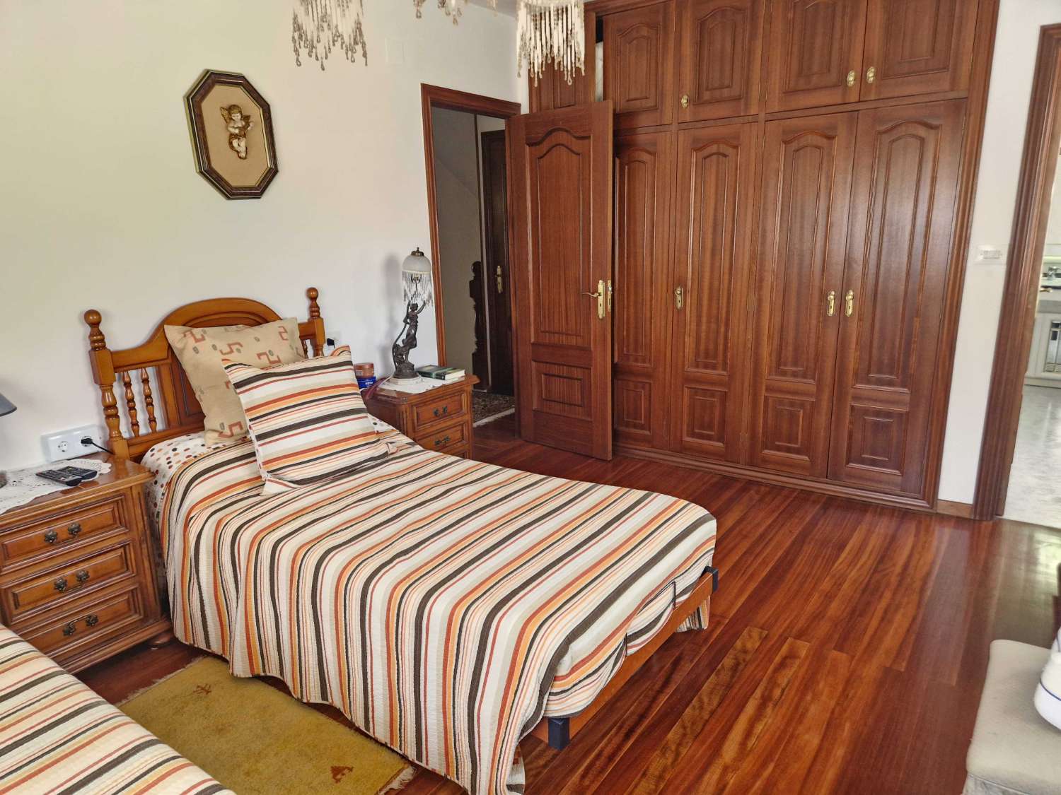 CASA AMPLIA CON PISCINA Y FINCA CERRADA, ZONA LUAÑA, BRION