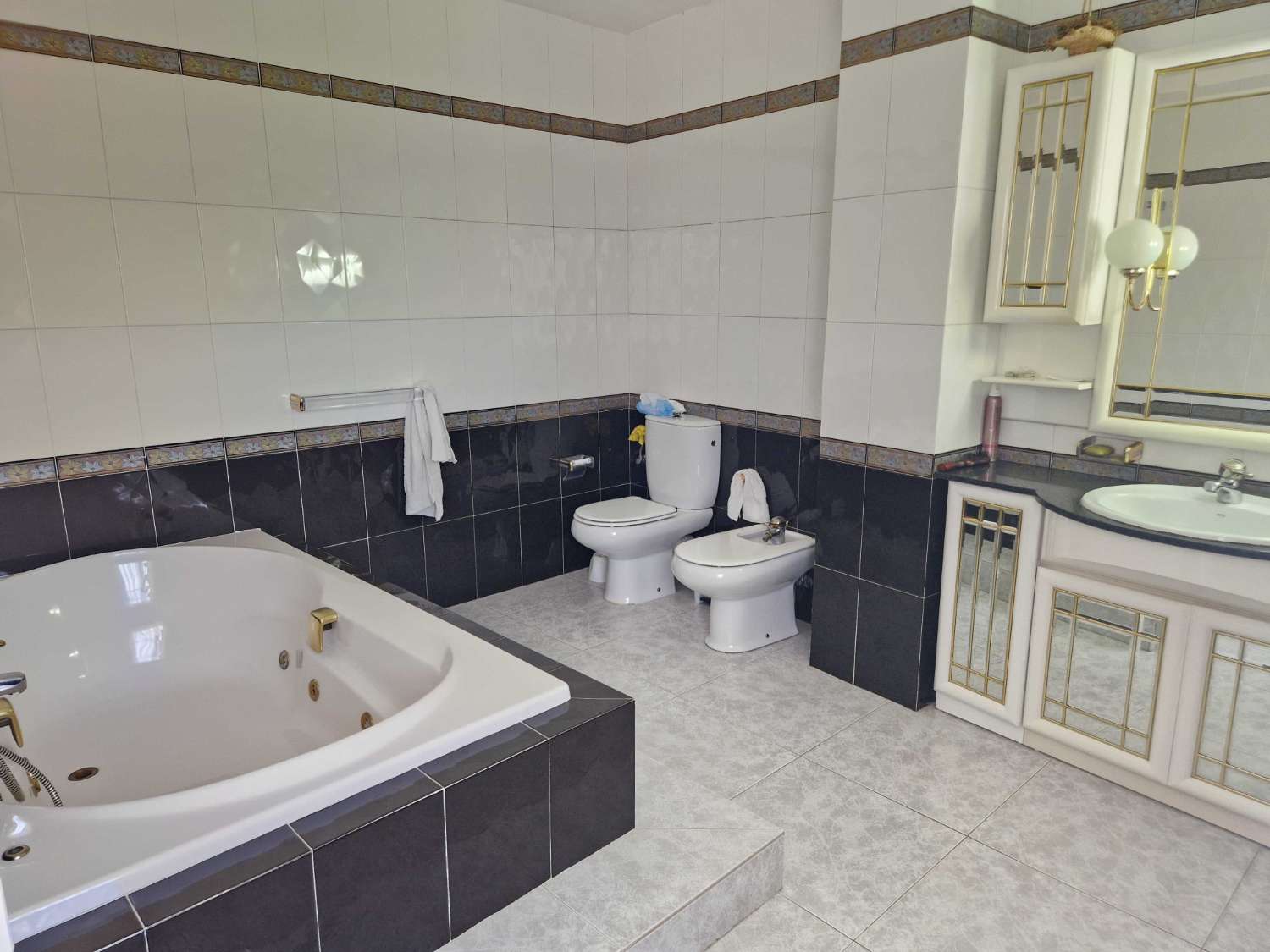 CASA AMPLIA CON PISCINA Y FINCA CERRADA, ZONA LUAÑA, BRION