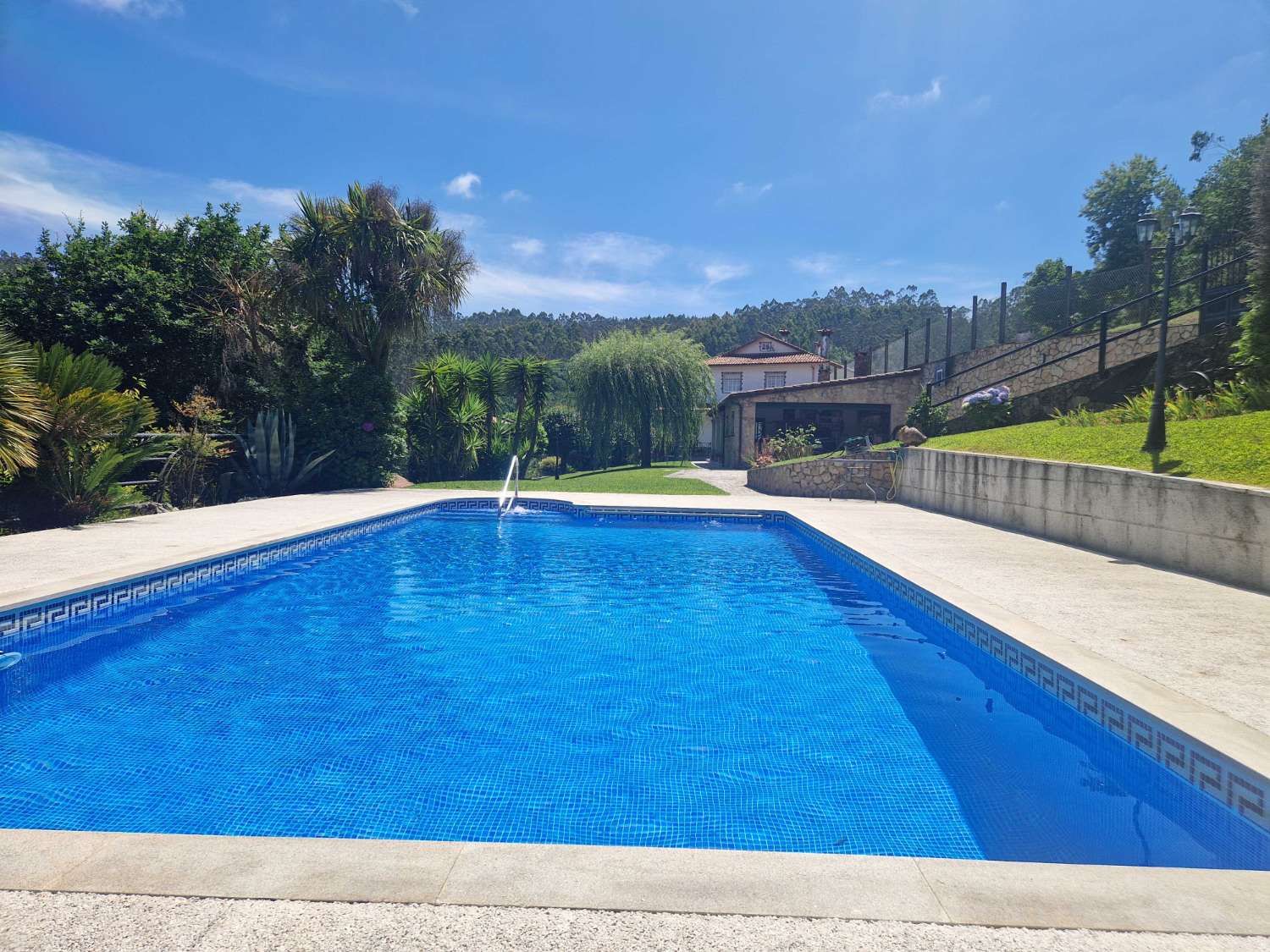 CASA AMPLIA CON PISCINA Y FINCA CERRADA, ZONA LUAÑA, BRION