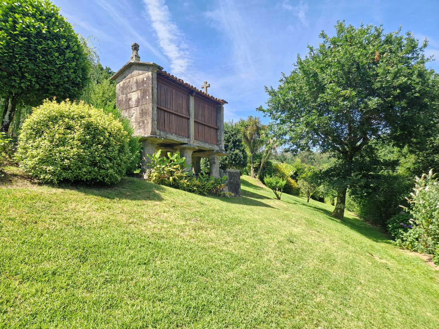 CASA AMPLIA CON PISCINA Y FINCA CERRADA, ZONA LUAÑA, BRION