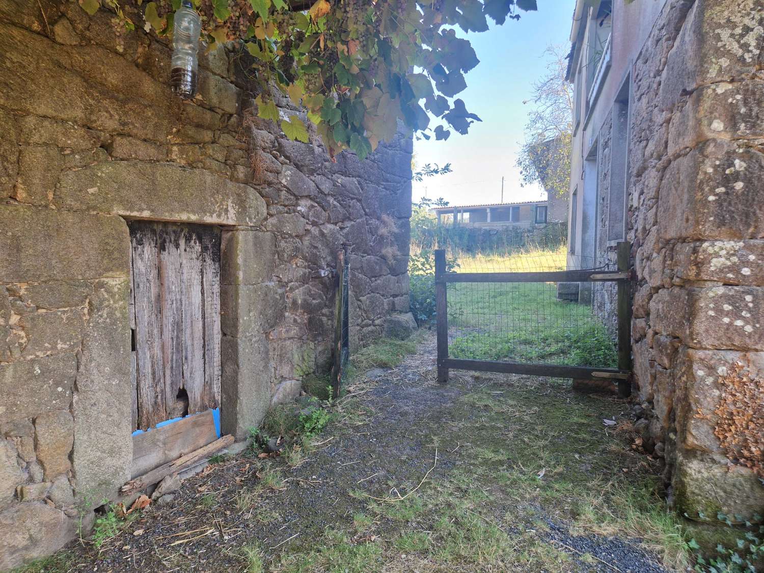 CASA INDEPENDIENTE CON ALMACEN Y TERRENO EN ZONA DE ONS, BRION