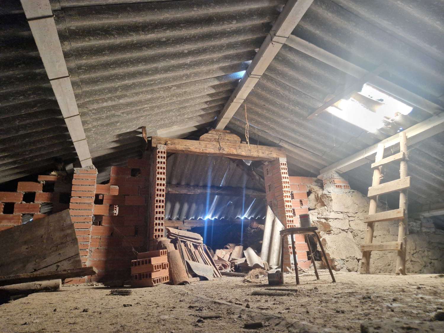 CASA INDEPENDIENTE CON ALMACEN Y TERRENO EN ZONA DE ONS, BRION