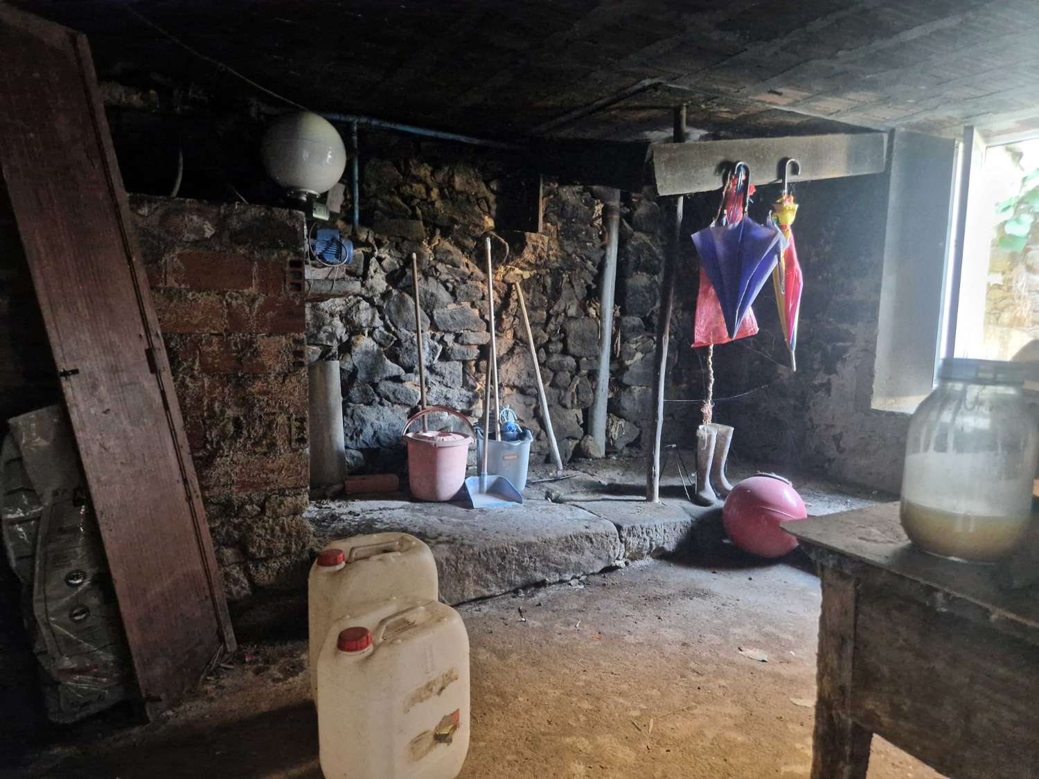 CASA INDEPENDIENTE CON ALMACEN Y TERRENO EN ZONA DE ONS, BRION