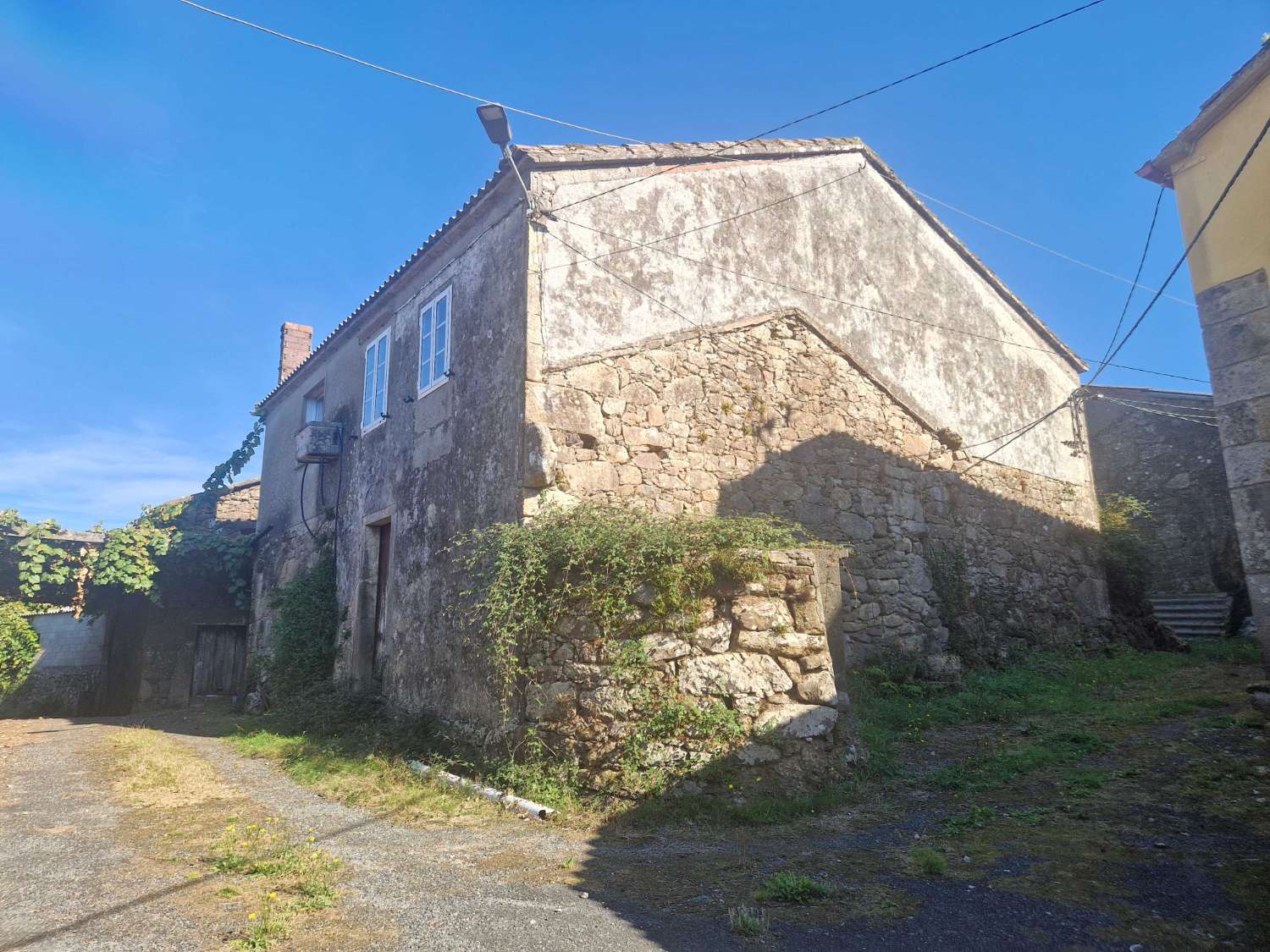 CASA INDEPENDIENTE CON ALMACEN Y TERRENO EN ZONA DE ONS, BRION