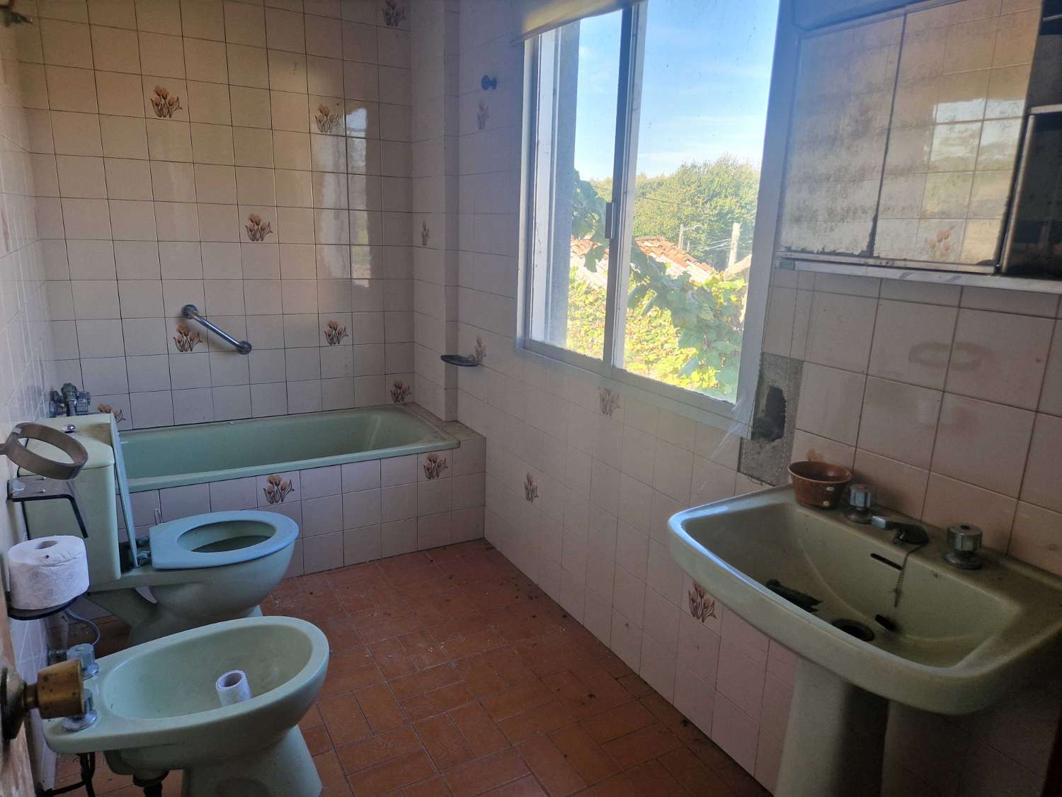 CASA INDEPENDIENTE CON ALMACEN Y TERRENO EN ZONA DE ONS, BRION