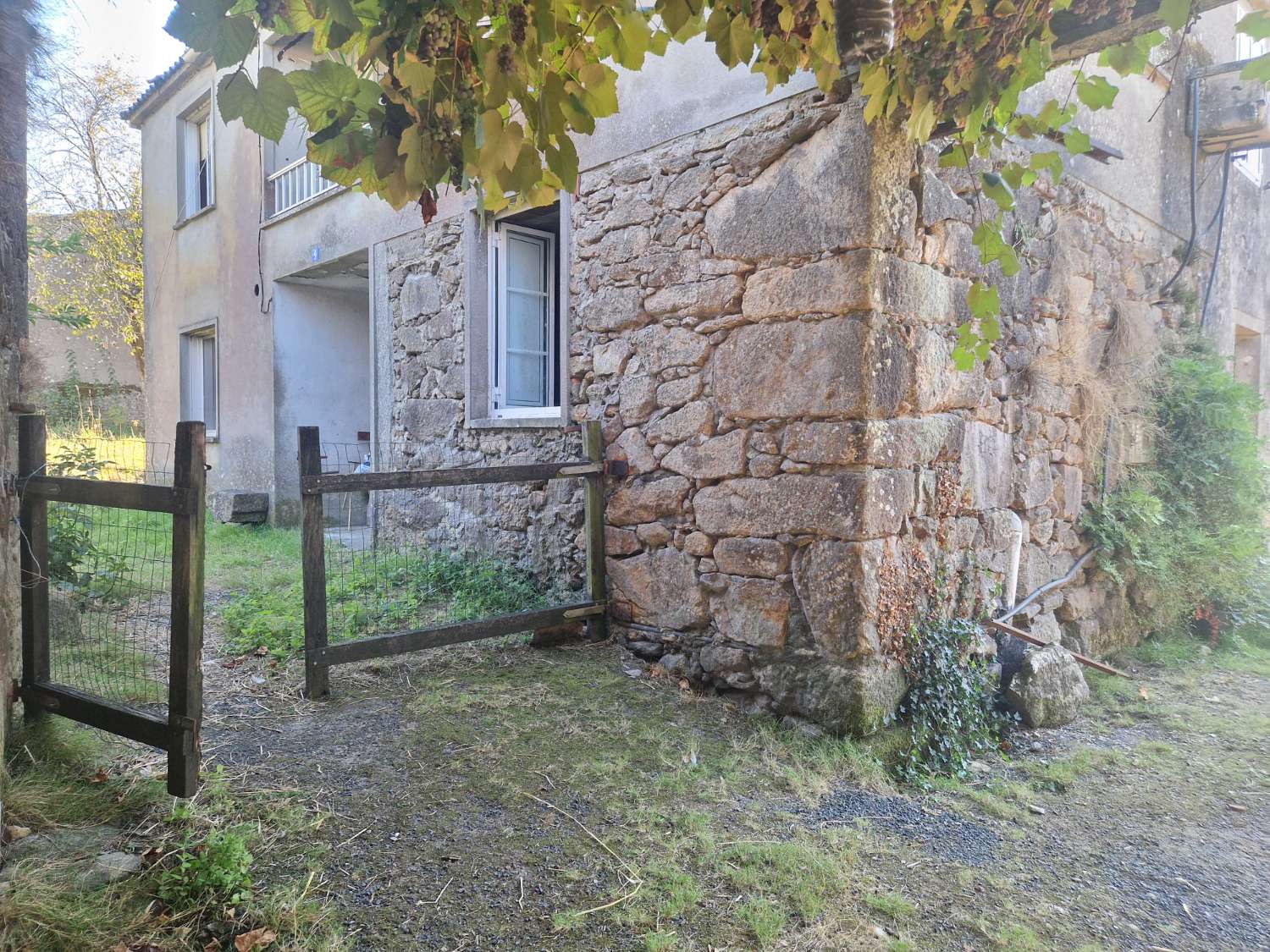 CASA INDEPENDIENTE CON ALMACEN Y TERRENO EN ZONA DE ONS, BRION
