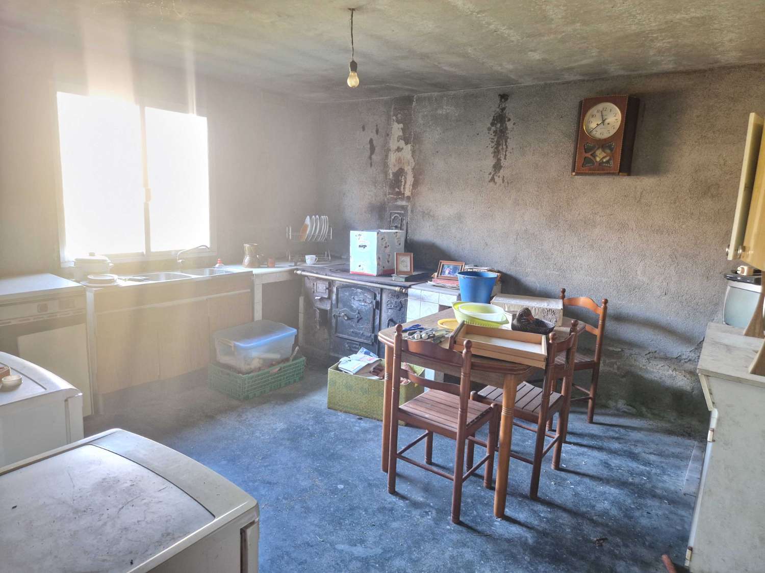 CASA INDEPENDIENTE CON ALMACEN Y TERRENO EN ZONA DE ONS, BRION
