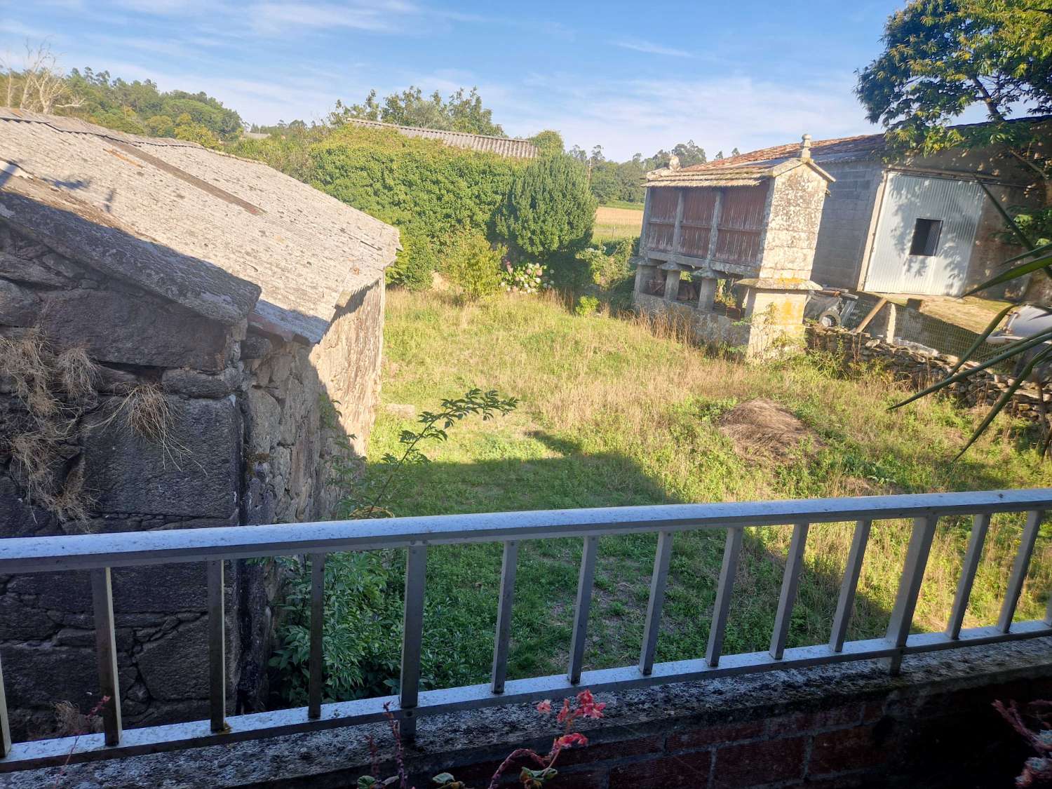 CASA INDEPENDIENTE CON ALMACEN Y TERRENO EN ZONA DE ONS, BRION