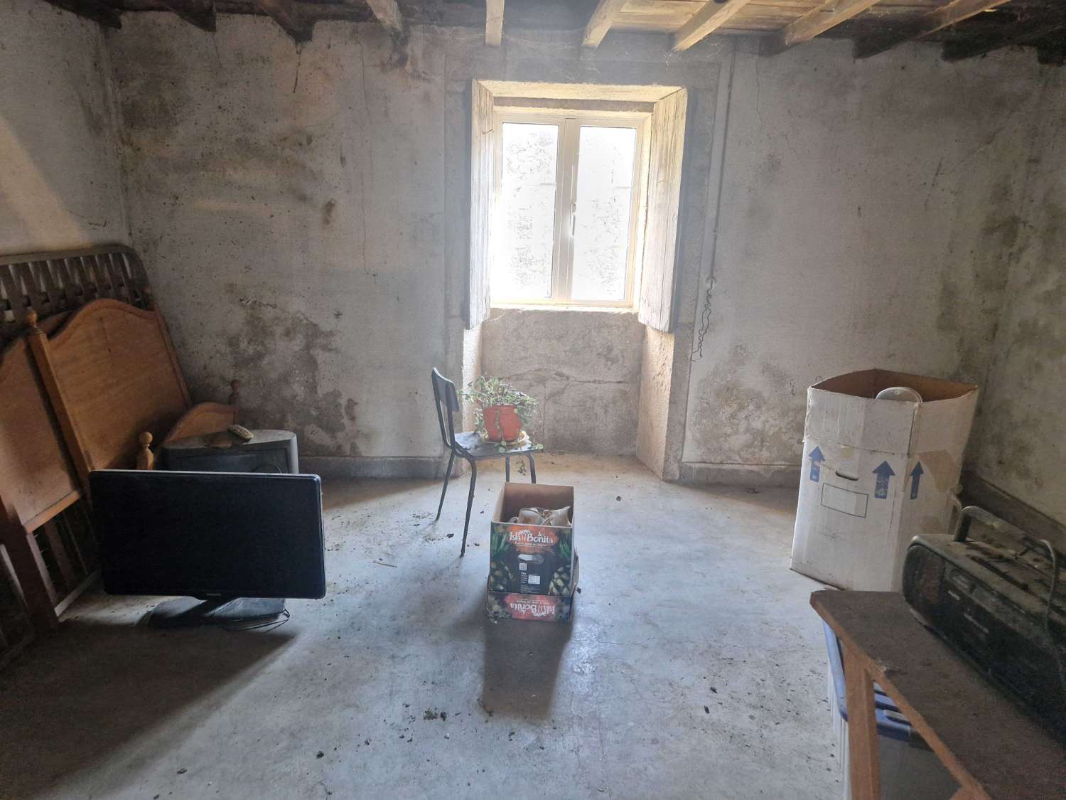 CASA INDEPENDIENTE CON ALMACEN Y TERRENO EN ZONA DE ONS, BRION