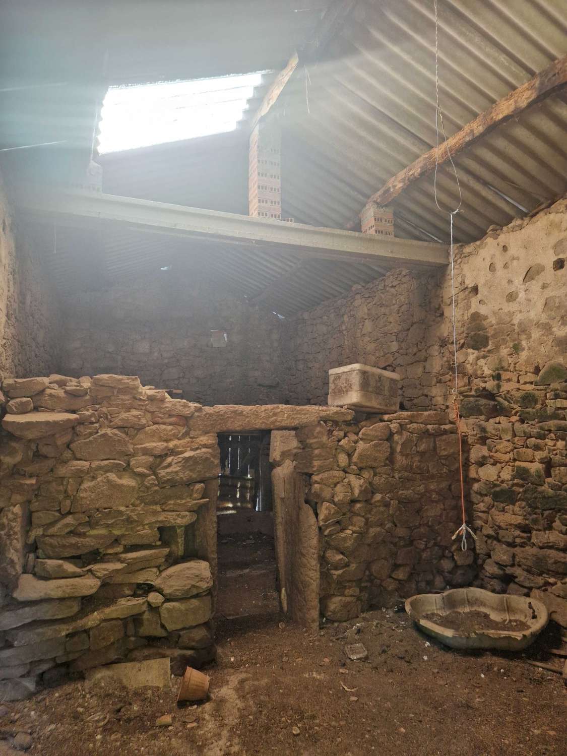 CASA INDEPENDIENTE CON ALMACEN Y TERRENO EN ZONA DE ONS, BRION