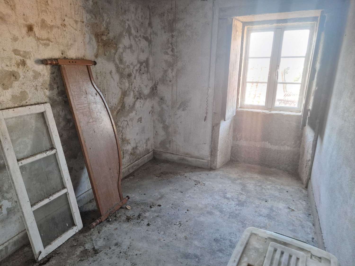 CASA INDEPENDIENTE CON ALMACEN Y TERRENO EN ZONA DE ONS, BRION
