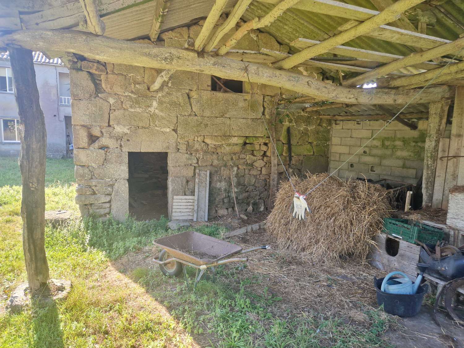 CASA INDEPENDIENTE CON ALMACEN Y TERRENO EN ZONA DE ONS, BRION