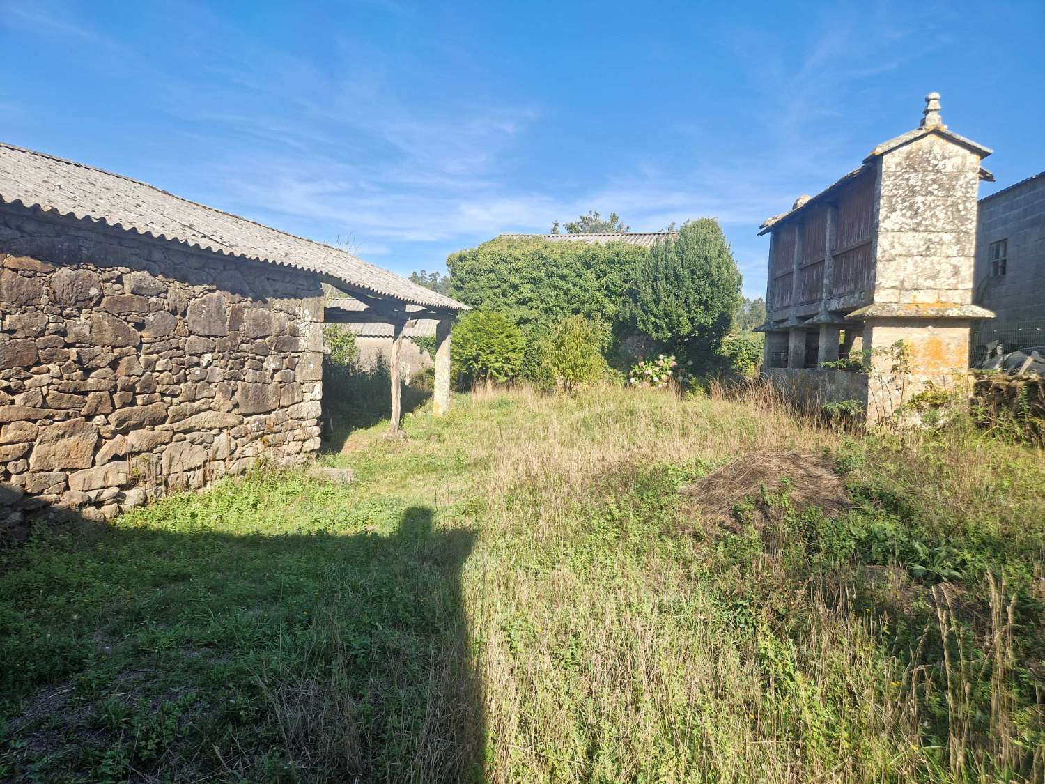 CASA INDEPENDIENTE CON ALMACEN Y TERRENO EN ZONA DE ONS, BRION