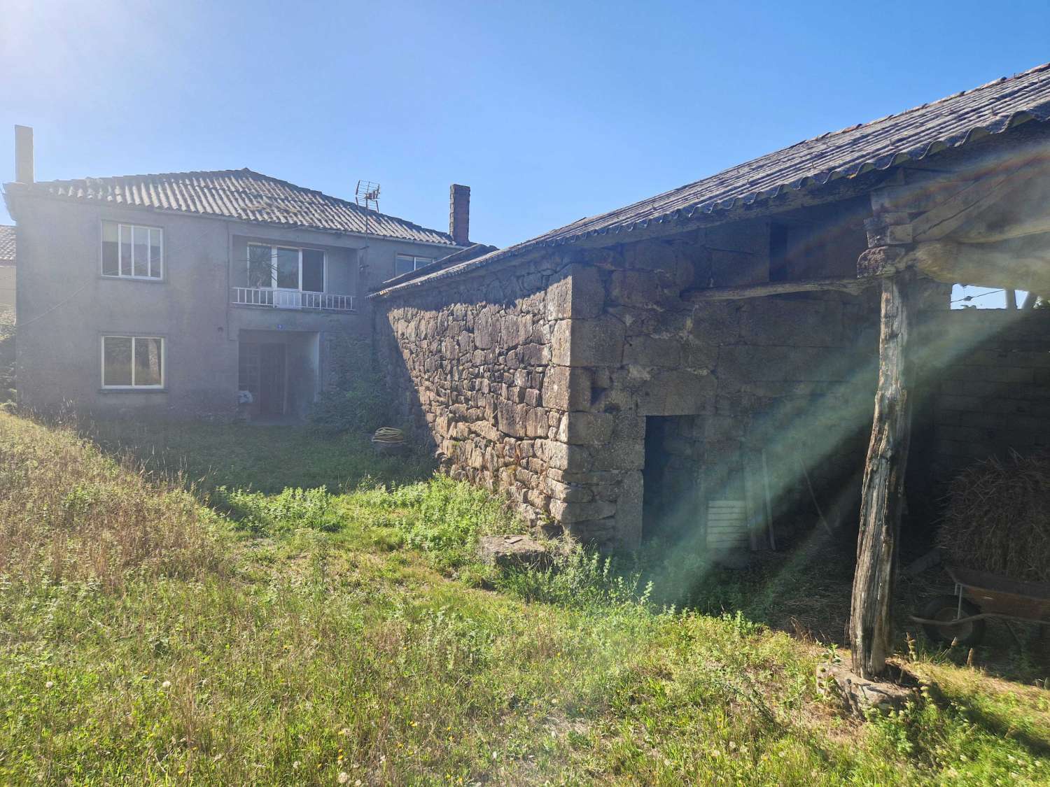 CASA INDEPENDIENTE CON ALMACEN Y TERRENO EN ZONA DE ONS, BRION