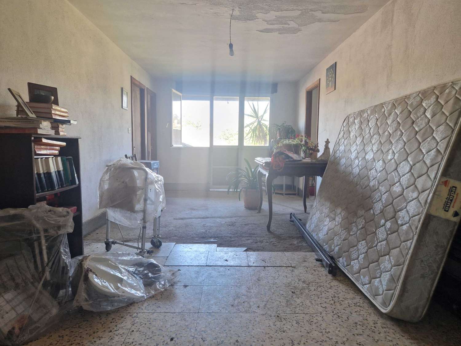 CASA INDEPENDIENTE CON ALMACEN Y TERRENO EN ZONA DE ONS, BRION