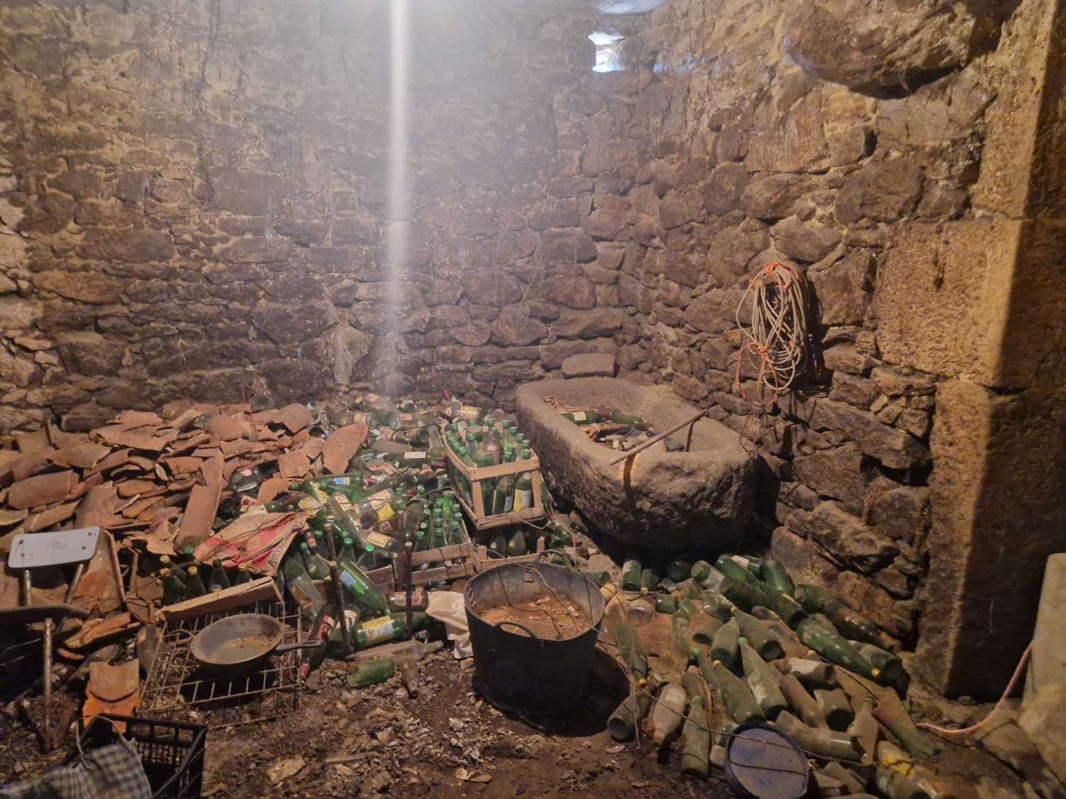 CASA INDEPENDIENTE CON ALMACEN Y TERRENO EN ZONA DE ONS, BRION