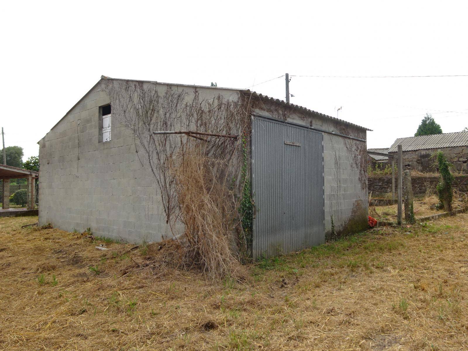 CASA DE PIEDRA CON ALMACEN Y AMPLIO TERRENO AL LADO DE BERTAMIRANS