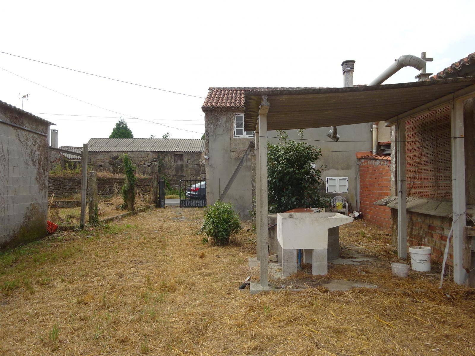 CASA DE PIEDRA CON ALMACEN Y AMPLIO TERRENO AL LADO DE BERTAMIRANS