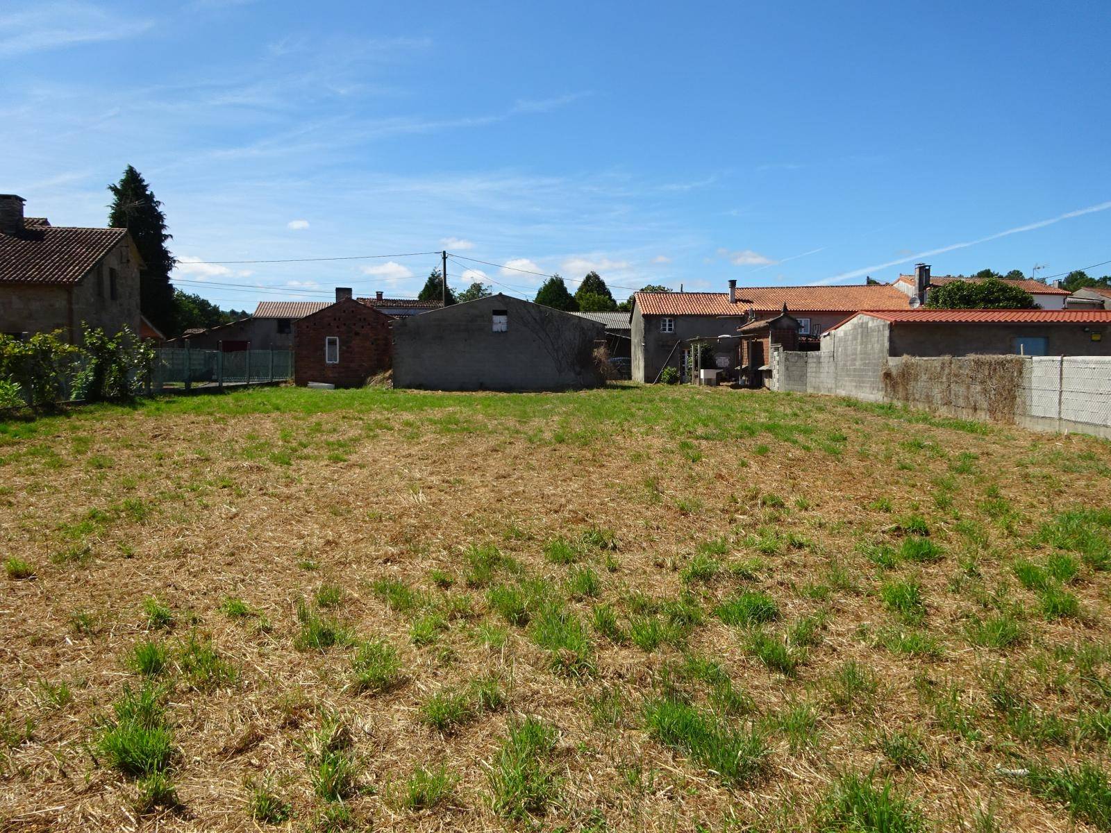 CASA DE PIEDRA CON ALMACEN Y AMPLIO TERRENO AL LADO DE BERTAMIRANS