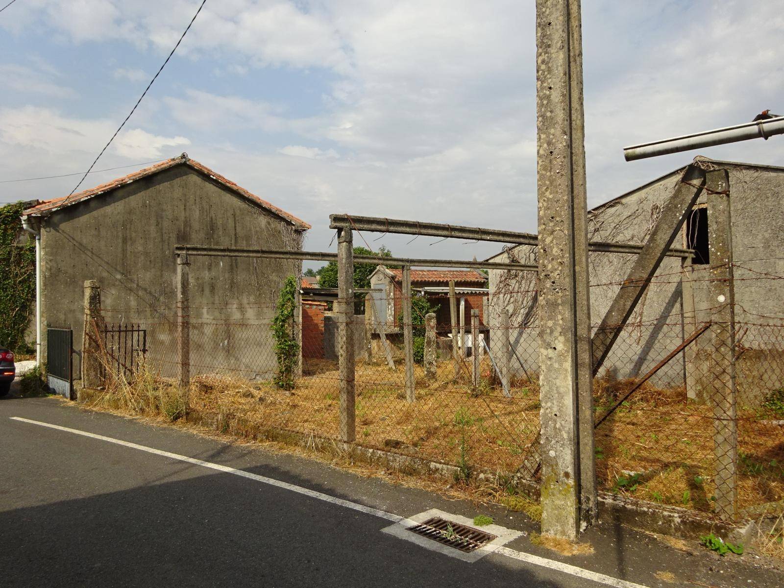 CASA DE PIEDRA CON ALMACEN Y AMPLIO TERRENO AL LADO DE BERTAMIRANS