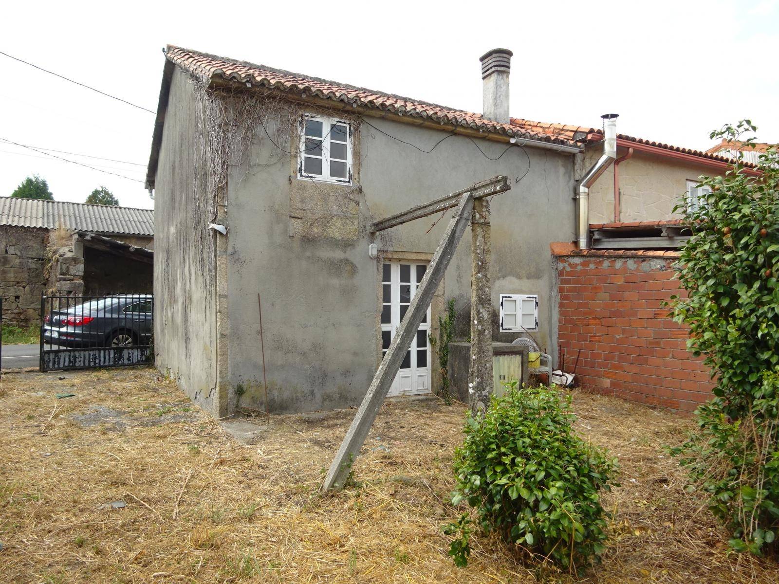 CASA DE PIEDRA CON ALMACEN Y AMPLIO TERRENO AL LADO DE BERTAMIRANS